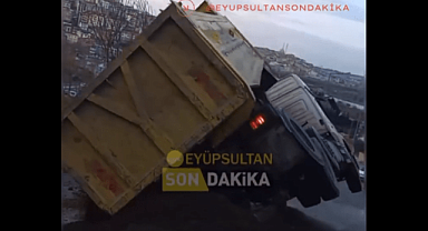 Eyüpsultan'da Hafriyat Kamyonu Devrildi