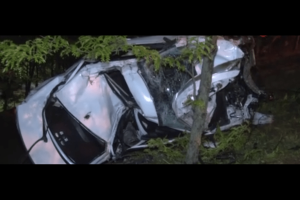 Eyüpsultan'da Otomobil Kazası: Bariyeri Biçen Araç Hurda Yığınına Döndü, 1 Kişi Ağır Yaralı